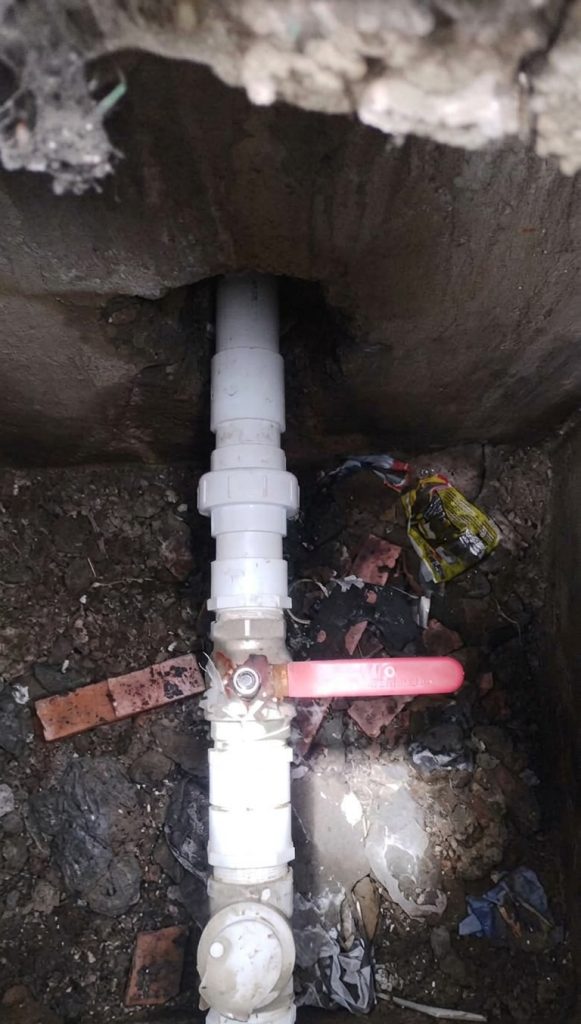 Tubería de dos pulgadas y media reparada, con la llave de entrada al tanque reinstalada con piezas nuevas, en un conjunto residencial de Suba.