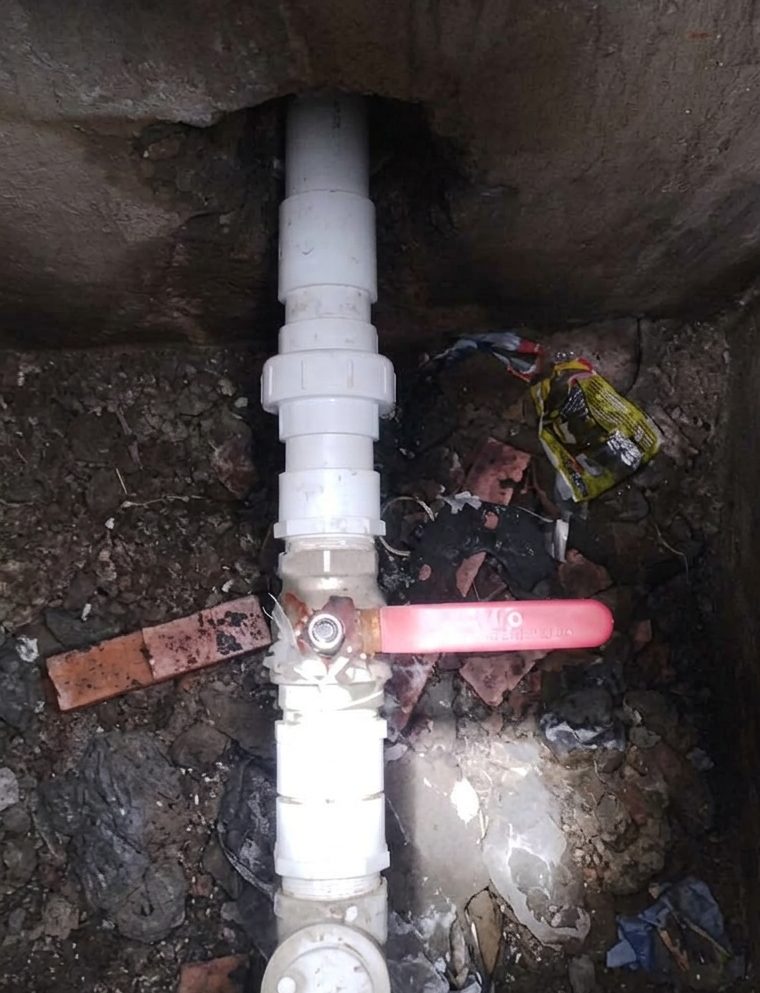 Tubería de dos pulgadas y media reparada, con la llave de entrada al tanque reinstalada con piezas nuevas, en un conjunto residencial de Suba.
