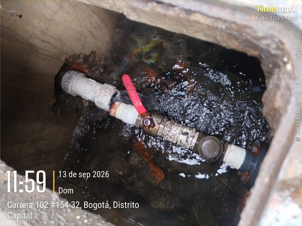 Unión suelta en la tubería de entrada al tanque de agua de un conjunto residencial en Suba, Bogotá