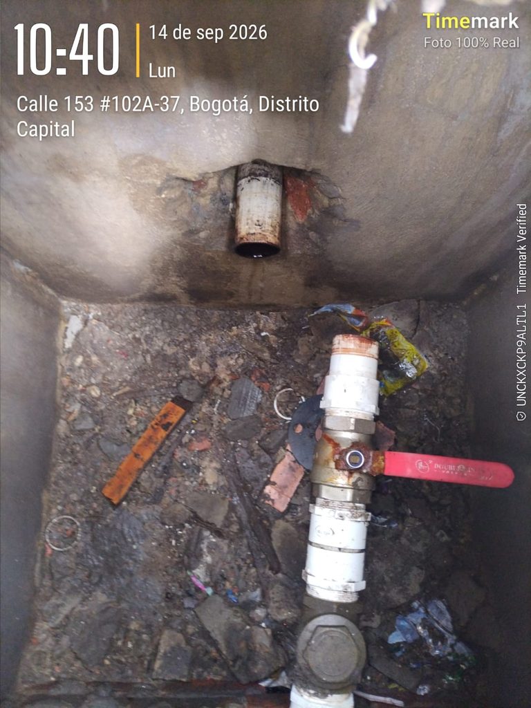 Unión suelta en la tubería de entrada al tanque de agua de un conjunto residencial en Suba, Bogotá