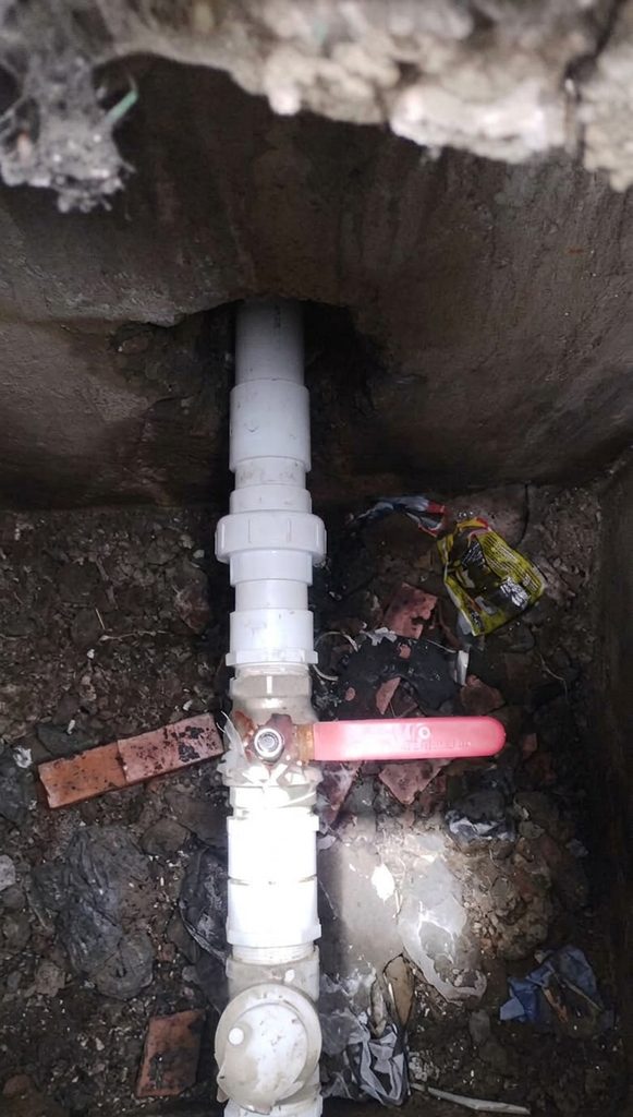 Tubería de dos pulgadas y media reparada, con la llave de entrada al tanque reinstalada con piezas nuevas.