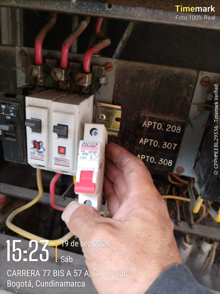 Tablero eléctrico de un apartamento en Bogotá abierto durante la revisión, con el breaker principal en falla.