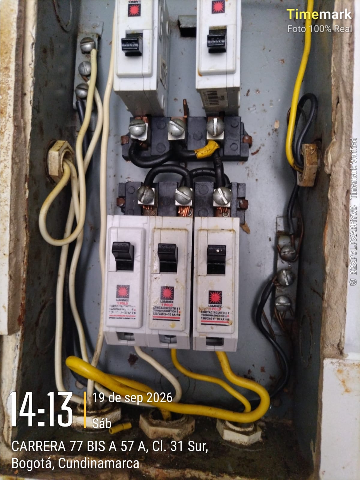 Tablero con el breaker nuevo de 50 amperios instalado y las conexiones ajustadas
